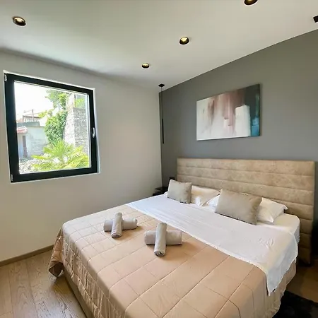 V With Pool And Free Parking Apartmanhotel