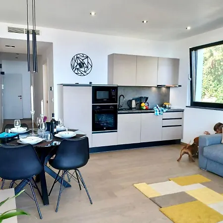 V With Pool And Free Parking