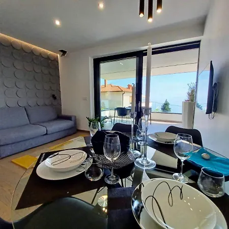 V With Pool And Free Parking 4* Rijeka