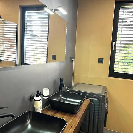 V With Pool And Free Parking 4* Rijeka