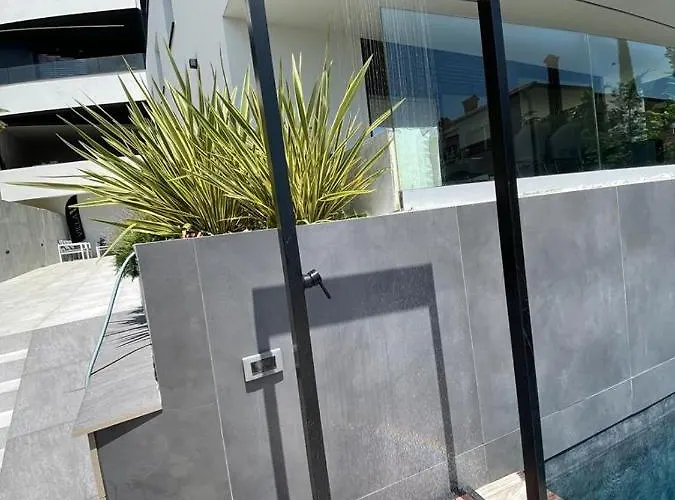 Apartmanhotel V With Pool And Free Parking