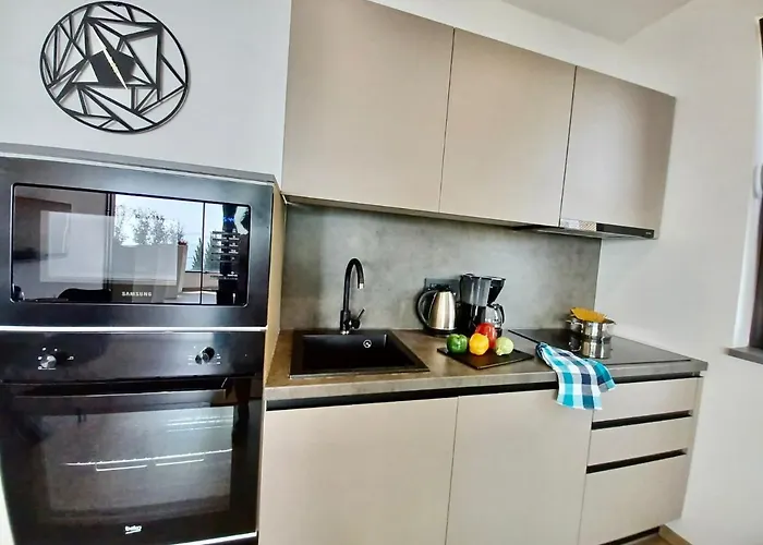 Apartmanhotel V With Pool And Free Parking