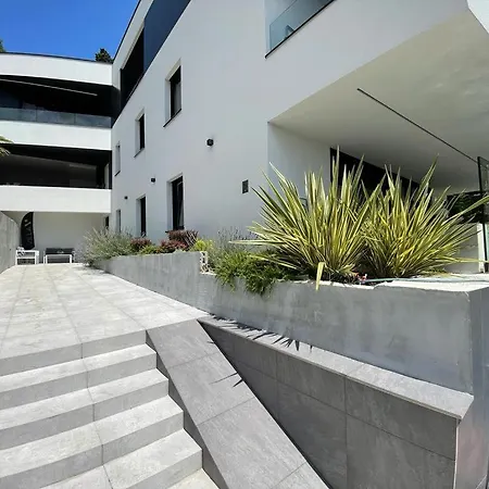 Aparthotel Villa V With Heated Pool, Parking And Breakfast 4*