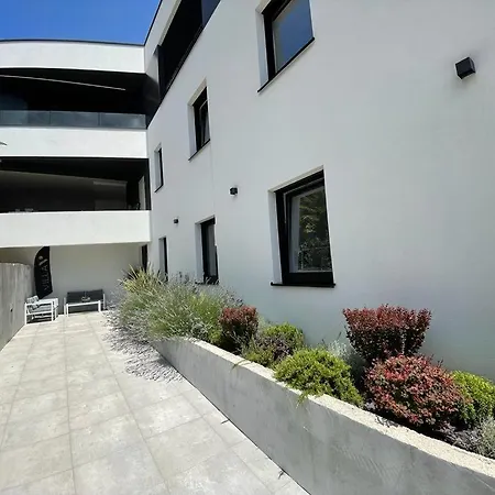 Aparthotel Aparthotel Villa V With Pool And Parking 4*