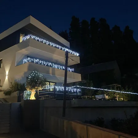Aparthotel Villa V With Pool And Parking