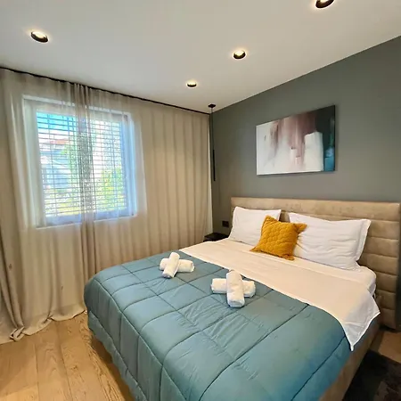 Aparthotel Villa V With Heated Pool, Parking And Breakfast Apart Otel 4*