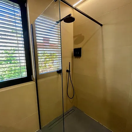 Aparthotel Villa V With Heated Pool, Parking And Breakfast Rijeka