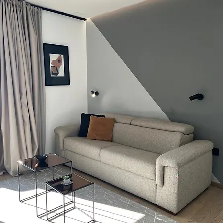 Aparthotel Villa V With Heated Pool, Parking And Breakfast Apart Otel