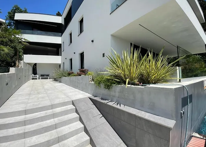 V With Pool And Free Parking 4*