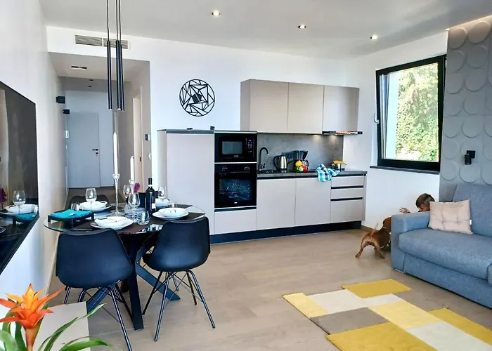 V With Pool And Free Parking