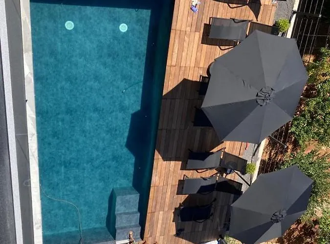 V With Pool And Free Parking