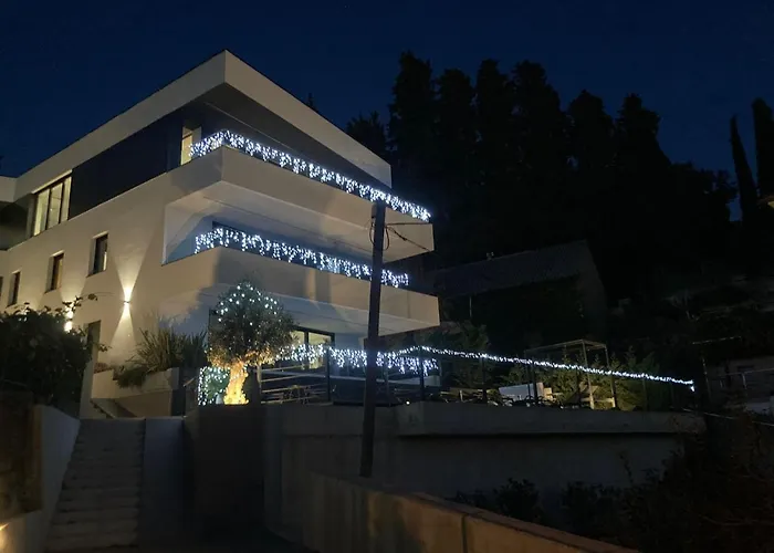 V With Pool And Free Parking