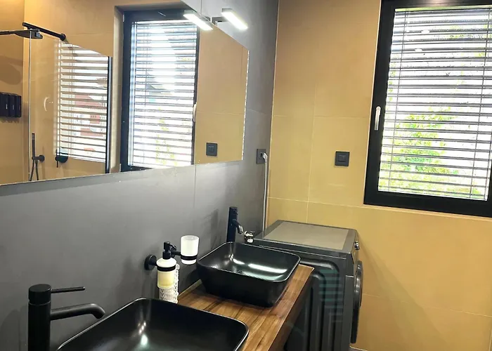 V With Pool And Free Parking 4* Rijeka