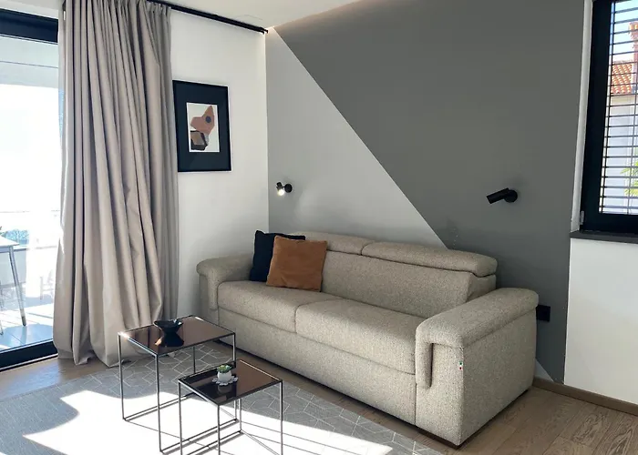 V With Pool And Free Parking Hotel apartamentowy